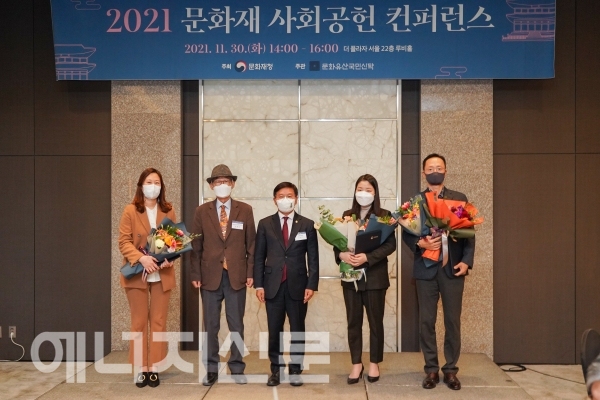 ▲ 이정원 효성 커뮤니케이션실 전무(오른쪽 첫번째)와 김현모 문화재청장(가운데), 참석자들과 기념사진을 촬영하고 있다.