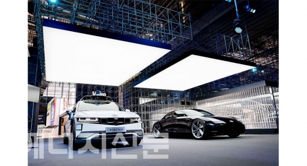 ▲ (왼쪽부터) 아이오닉5 로보택시와 두번째 전용 전기차 아이오닉6 콘셉트카 ‘프로페시(Prophecy)’, 하반기 공개 예정인 아이오닉 브랜드 대형 SUV 콘셉트 실루엣.