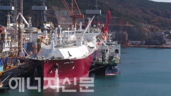 ’STS(Ship to Ship, 선박간) 방식으로 LNG 벙커링을 하고 있다.