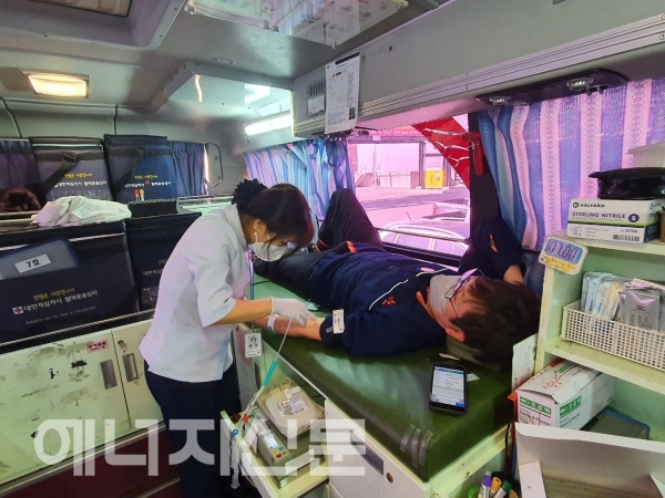 ▲ SK그룹 관계사 직원이 '생명나눔-온(溫)택트 헌혈 릴레이’ 캠페인에 참여하고 있다.