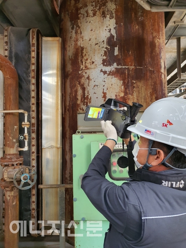 ▲ SK에너지 울산CLX 직원이 플리어 가스 이미징 카메라를 활용, 가스 누출 부위를 정확히 탐지하고 있다.