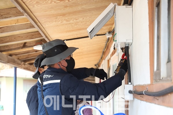 ▲ 울진 산불피해주택을 무상점검 중인 전기안전공사 직원들.