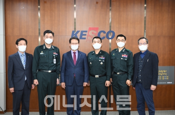 ▲ 박지현 전기안전공사 사장(왼쪽 세번째) 등 관계자들이 기념촬영을 하고 있다.