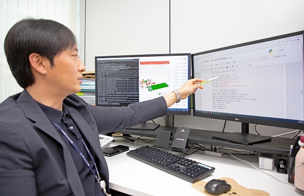 ▲ 김종훈 책임연구원이 개발한 AI 모델의 훈련 및 검증 과정을 설명하고 있다.