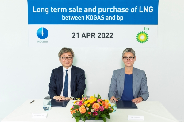 ▲ 한국가스공사는 21일 영국 BP p.l.c社와 2025년부터 연 158만 톤의 헨리 허브 연동 LNG를 최대 18년간 도입하는 계약을 체결한 후 기념촬영을 하고 있다.