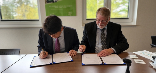▲ 서갑원 대한전기협회 상근부회장과 라우쉘바하 OffTEC 대표가 협약서에 서명하고 있다.