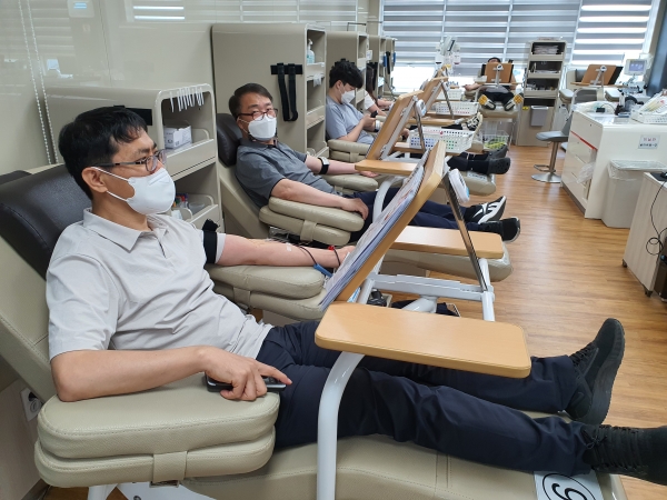 ▲ 한국가스안전공사 경남본부 임직원들이 18일 경남 창원 ‘헌혈의집 창원센터’에서  헌혈하고 있다.