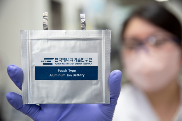 ▲ 공동 연구팀이 개발한 초고속 충전 가능한 알루미늄 이온 배터리 파우치 셀을 들고 있는 모습.