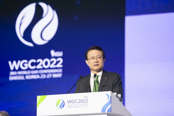 ▲ 유정준 SK E&S 대표이사 부회장이 26일 ‘2022 세계가스총회(WGC 2022)’ 기조발표 세션에서 ‘넷제로 목표를 향한 아시아의 가스산업’을 주제로 발표하고 있다.