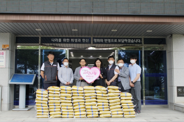 ▲ 전남도시가스는 8일 순천보훈지청을 방문해 보훈가족을 위한 쌀을 후원하며 단체기념촬영을 했다.
