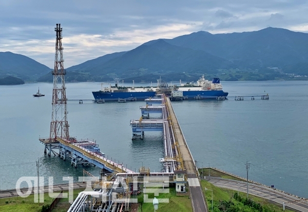 ▲ 포스코에너지가 20일 광양LNG터미널에서 대우조선해양이 건조한 미 엑셀러레이트 에너지사의 FSRU 타입 LNG 캐리어 선박에 성공적으로 가스 트라이얼 서비스를 마쳤다.