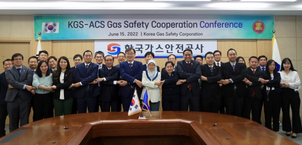 ▲ 한국가스안전공사는 15일 충북혁신도시 본사에서 주한 아세안 10개국 대사관의 대사급 모임인 ACS를 개최하고 참가자들과 함께 기념촬영을 하고 있다.