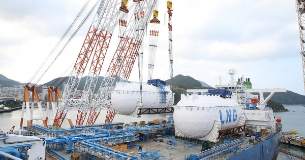▲ 대우조선해양이 포스코와 10여년간의 연구개발 끝에 성공한 고망간강 소재 LNG연료탱크를 선박에 탑재하고 있다.