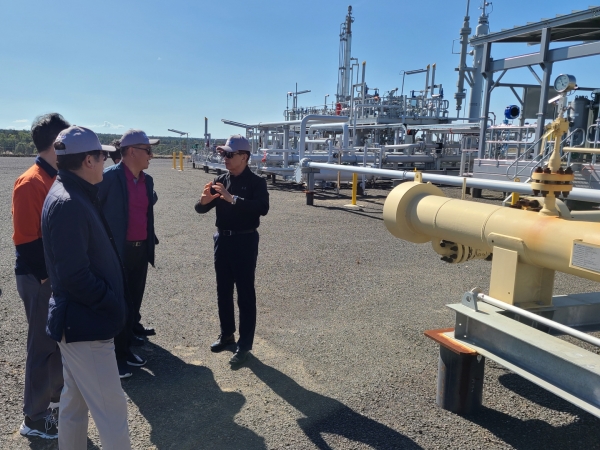 ▲ 주시보 포스코인터내셔널 사장(오른쪽)이 호주 세넥스에너지 로마노스 가스전의 처리시설을 방문해 임직원들과 에너지 사업에 대해 논의하고 있다.