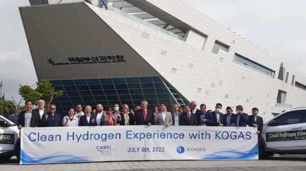 가스공사가 Clean Hydrogen Experience with KOGAS행사를 개최한 후 단체 기념촬영을 하고 있다.