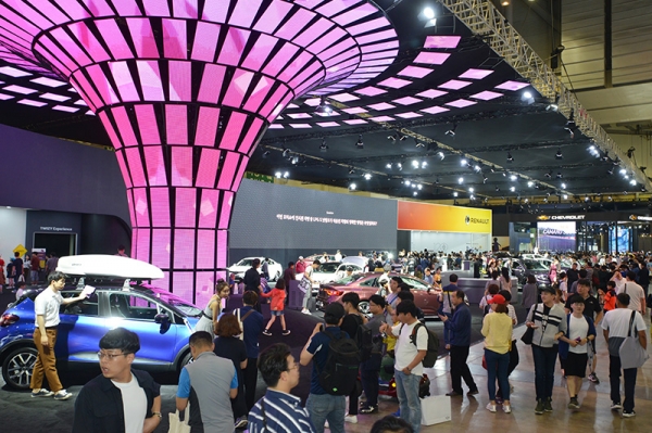 ▲ 국내외 28개 브랜드가 총출동한 부산국제모터쇼가 4년만에 열린다. 사진은 2018년 부산국제모터쇼 현장 모습.
