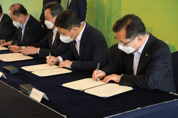 ▲ 김중식 서울에너지공사 사장(오른쪽 첫번째)이 협약서에 서명하고 있다.