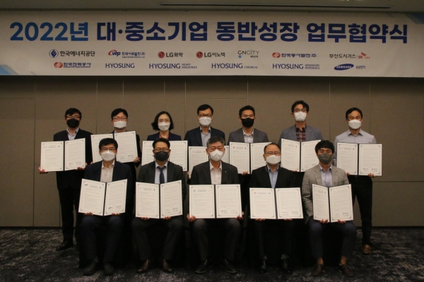 ▲ 박병춘 에너지공단 수요관리이사(앞줄 가운데)와 협약기업 대표들이 업무협약 체결 후 기념촬영을 하고 있다.