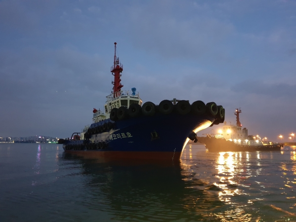 ▲ 해양환경공단(KOEM)이 17일 진수한 LNG연료추진 예방선 ‘에코미르호’