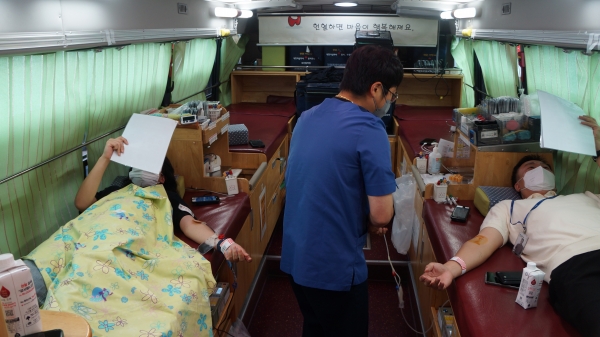 ▲ JB주식회사가 25일 본관 앞 이동형 헌혈차량에서 사랑의 헌혈 나눔을 하고 있다.