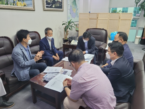 ▲ 태양광산업협회 관계자들과 김영진 의원이 대화를 나누는 모습.