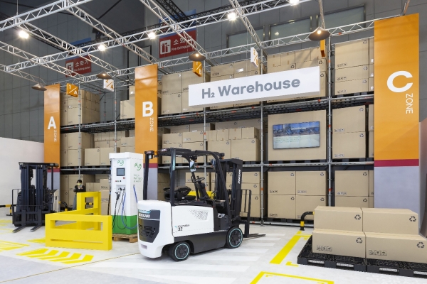 ▲ 일산 킨텍스 ‘H2 MEET 2022' SK E&S 전시관 내에 마련된 H₂ Warehouse 전경.