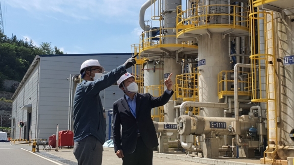 ▲ 노오선 한국가스안전공사 기술이사가 지난달 31일 충남 대산 석유화학단지를 방문해 현장 관리 실태를 점검하고 있다.
