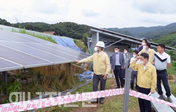 ▲ 성윤모 장관(가운데) 및 산업부 관계자들이 산지 태양광발전 시설을 둘러보고 있다.