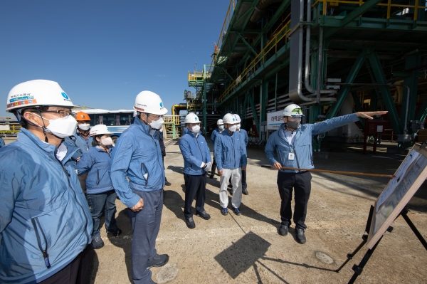 ▲ 채희봉 가스공사 사장(맨앞줄 오른쪽 세번째)이 1일 인천 LNG 생산기지 집중안전점검을 직접 참관하고 있다.