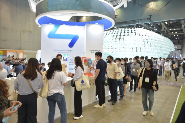 ▲ H2 MEET 2022 전시회에서 한국가스기술공사 부스를 찾은 관람객들.