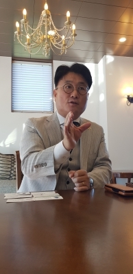 ▲ 이철 로우카본 대표이사가 향후 사업계획을 설명하고 있다.