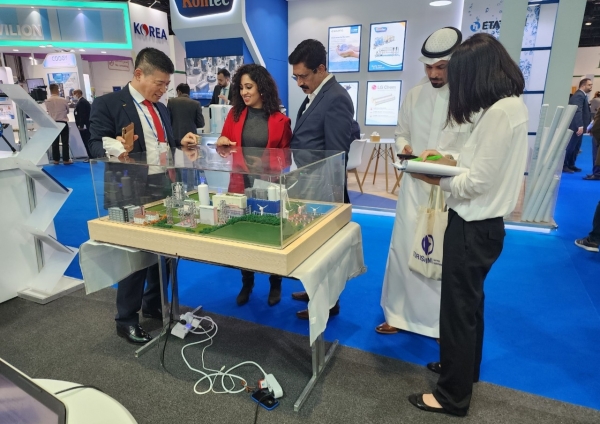 ▲ 박가우 지필로스 대표가 두바이에서 열리는 '제24회 WETEX & Dubai Solar Show 2022' 지필로스 전시 부스에서 한국의 그린수소 생산기술을 알리고 있다.