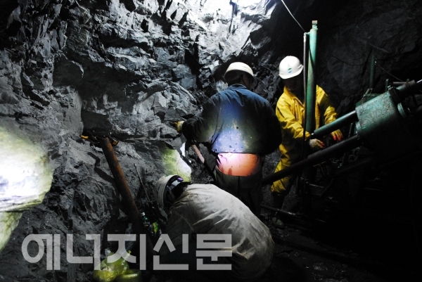 ▲ 국내 한 석회석 광산에서 갱도 확장을 위한 발파작업이 진행되고 있다.
