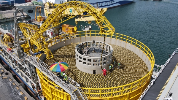 ▲ LS전선 동해 공장에서 생산된 해저 케이블이 포설선에 선적되고 있다.