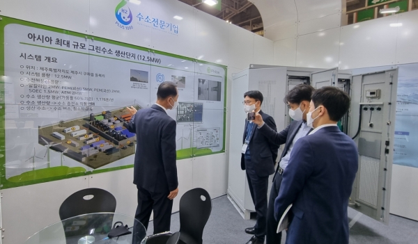 ▲ 김만철 지필로스 부사장이 BIXPO 2022에서 그린수소생산시스템을 설명하고 있다.