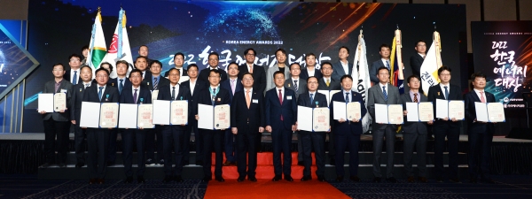 ▲ 2022 한국에너지대상 수상자들이 단체 기념촬영을 하고 있다.