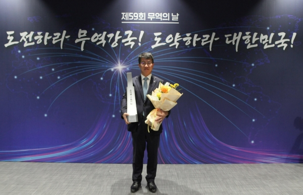 ▲ 김종욱 경동나비엔 대표이사가 무역의날 행사에서 업계 최초 5억불 수출의 탑을 수상하고 기념촬영을 하고 있다.