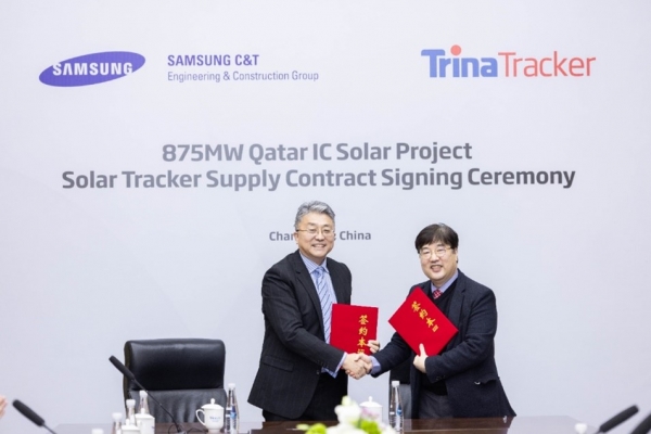 ▲ 월트 마 트리나트래커 대표(왼쪽)와 하수경 삼성물산 상하이 법인장이 카타르 IC Solar 프로젝트 협력을 위한 계약을 체결하고 있다.