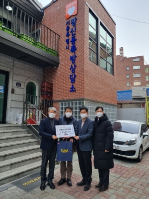 KPC는 17일 종로구 자원봉사센터와 함께 서울시립 창신동쪽방상담소를 찾아 거주민들에게 전달될 식료품 선물세트 200개를 기탁했다.