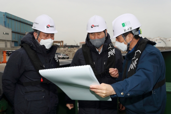 ▲ 김동섭 석유공사 사장(가운데)이 울산비축기지 해상입출하 시설을 점검하고 있다.
