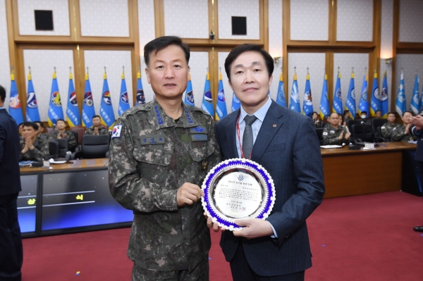 ▲ 한국가스안전공사는 30일 공군본부에서 선정하는 ‘2022년 공군을 빛낸 단체’ 협력부문에서 공군 참모총장상을 받았다.