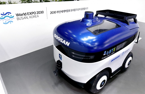 ▲ 두산모빌리티이노베이션이 ‘2023 드론쇼코리아’에서 수소연료전지 파워팩을 적용한 무인이동로봇을 선보였다.