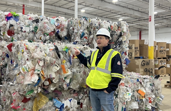 ▲ 더스틴 올슨 미국 PCT CEO가 초고순도 재생 폴리프로필렌(Ultra Pure Recycled PP)을 뽑아내는 화학적 재활용 기술에 투입될 폐플라스틱 처리 과정을 설명하고 있다.