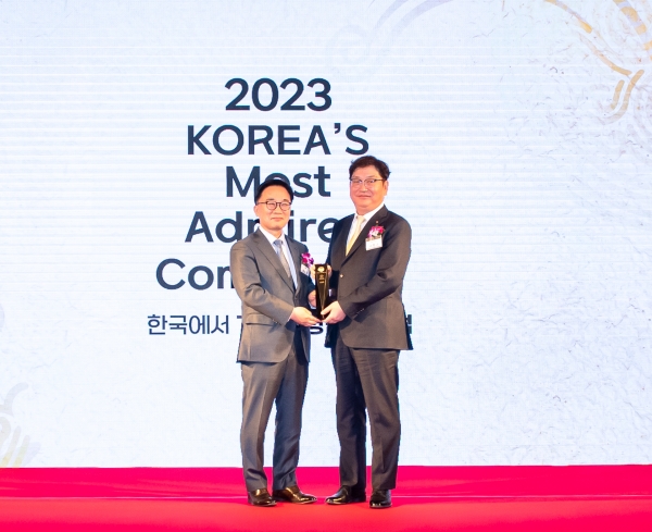 ▲ S-OIL이 17일 ‘2023 한국에서 가장 존경받는 기업’ 시상식에서 5년 연속 All Star 30 및 7년 연속 정유산업부문 1위에 선정됐다.