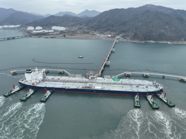 ▲ 석유공사- ADNOC  국제공동비축 첫 카고 선박이 입항하고 있다.