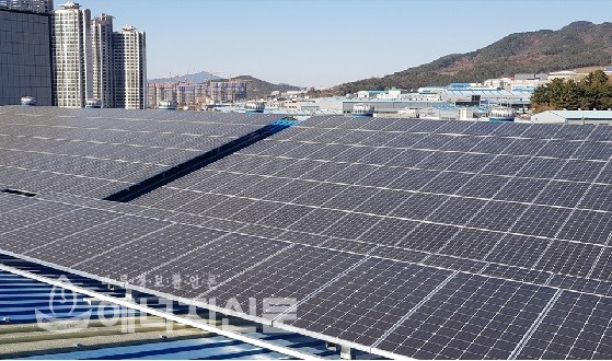 현대공업은 매곡산단에 위치한 자사의 공장지붕 위에 500kW 태양광 발전설비를 해줌으로부터 설치했다.