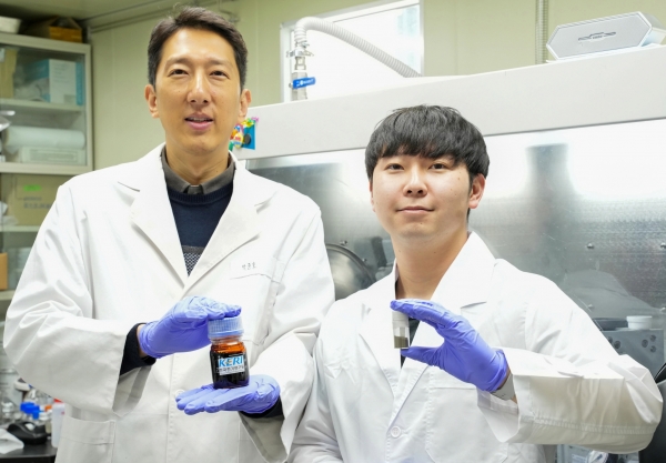 ▲ KERI 박준호 박사(왼쪽)과 허영준 연구원이 간단 합성법으로 고체전해질을 저가 대량생산하는 기술을 개발했다.