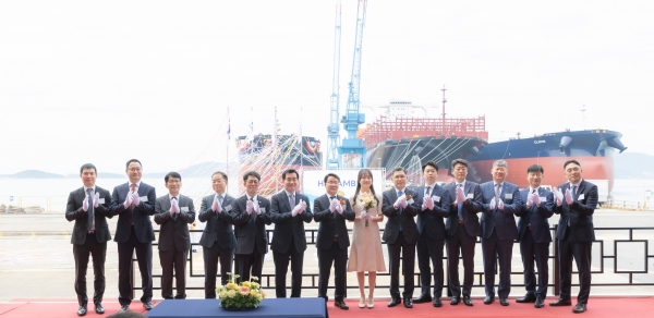 ▲ 주요 관계자들이 LNG 연료추진선 ‘HL남부 1호’ 명명식에서 기념 촬영을 하고 있다.