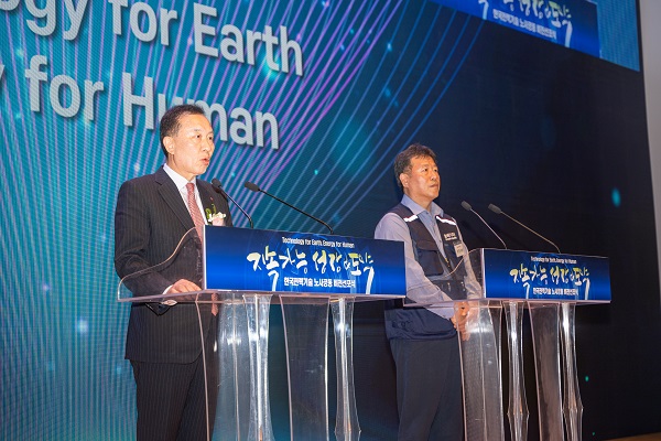 ▲ 김성암 사장(왼쪽)과 하진수 노조위원장이 공동 개회사를 통해 미래비전을 선포하고 있다.