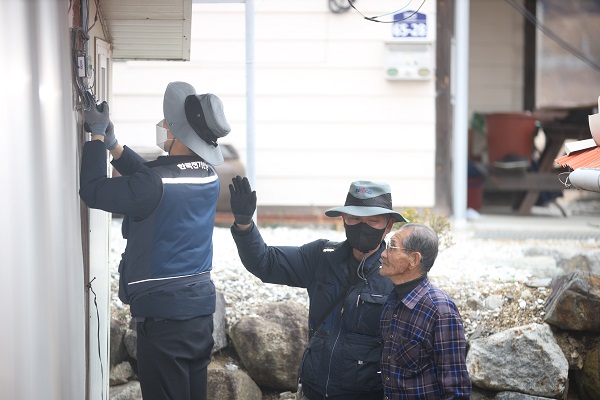 ▲ 울진산불 피해지역에서 전기설비 복구를 지원 중인 공사 직원들.